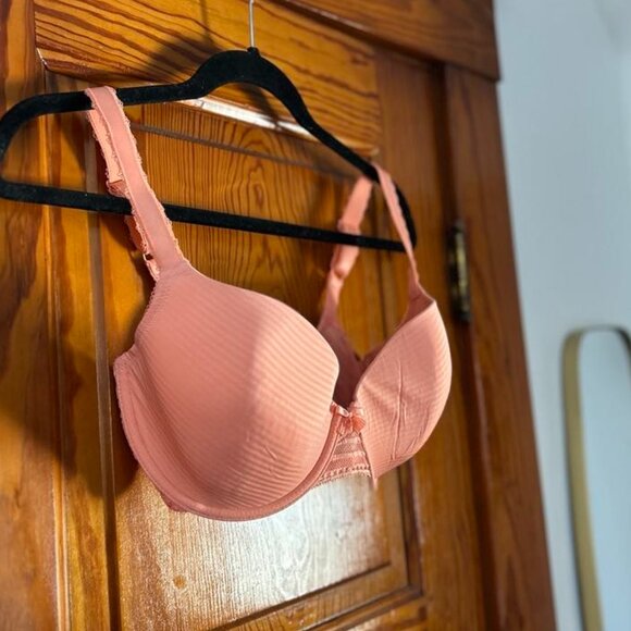 Coral colour Wacoal bra 32G - Picture 2 of 6